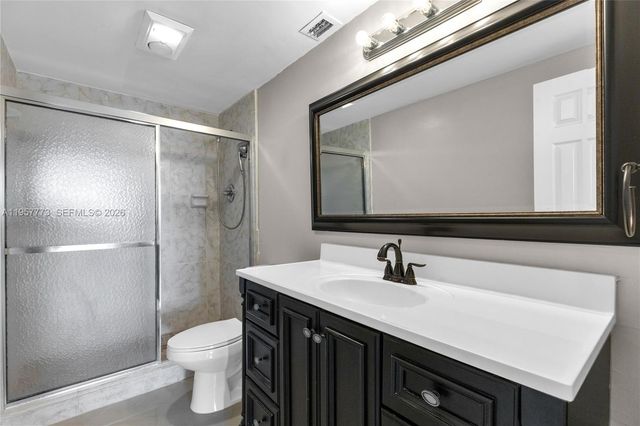 300 Bayview Dr PH-06, Sunny Isles Beach, FL 33160