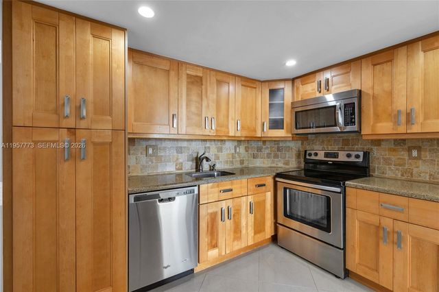 300 Bayview Dr PH-06, Sunny Isles Beach, FL 33160