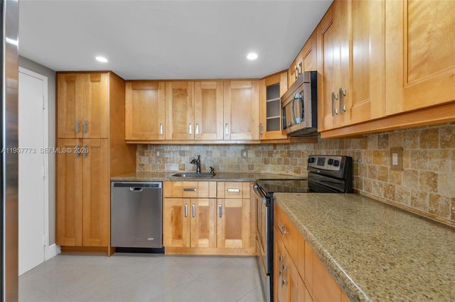 300 Bayview Dr PH-06, Sunny Isles Beach, FL 33160