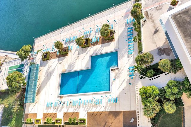 300 Bayview Dr PH-06, Sunny Isles Beach, FL 33160