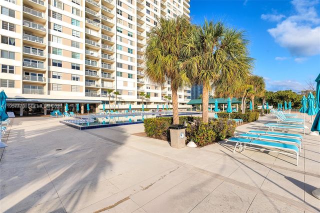 300 Bayview Dr PH-06, Sunny Isles Beach, FL 33160