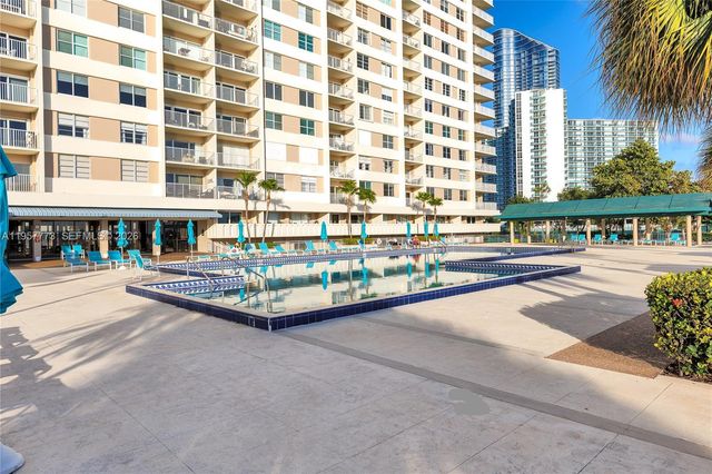 300 Bayview Dr PH-06, Sunny Isles Beach, FL 33160