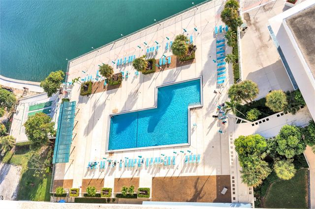 300 Bayview Dr PH-06, Sunny Isles Beach, FL 33160