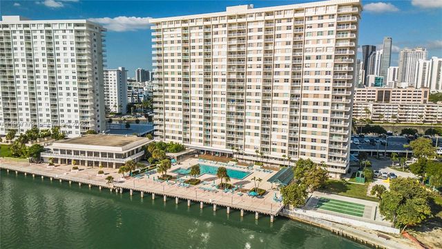 300 Bayview Dr PH-06, Sunny Isles Beach, FL 33160