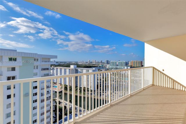 300 Bayview Dr PH-06, Sunny Isles Beach, FL 33160
