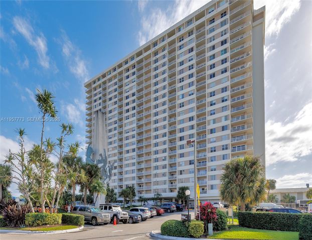 300 Bayview Dr PH-06, Sunny Isles Beach, FL 33160