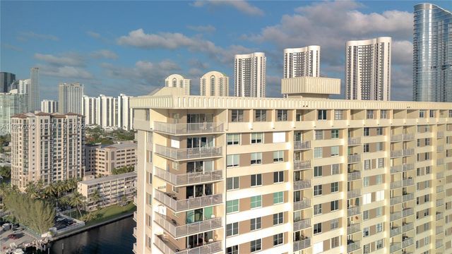 300 Bayview Dr PH-06, Sunny Isles Beach, FL 33160