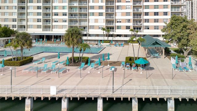 300 Bayview Dr PH-06, Sunny Isles Beach, FL 33160