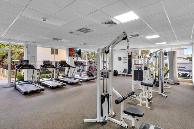 300 Bayview Dr PH-06, Sunny Isles Beach, FL 33160