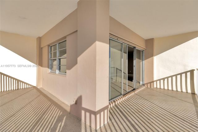 300 Bayview Dr PH-06, Sunny Isles Beach, FL 33160