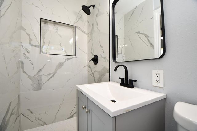 5429 De Lange Lane, Houston, TX 77092