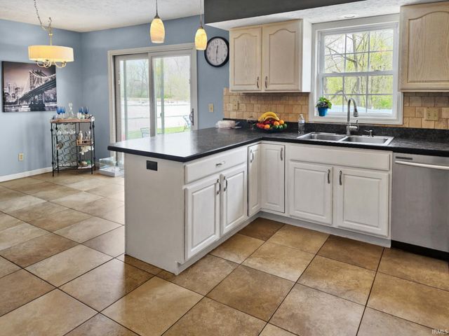 8929 Southport Drive, Evansville, IN 47711