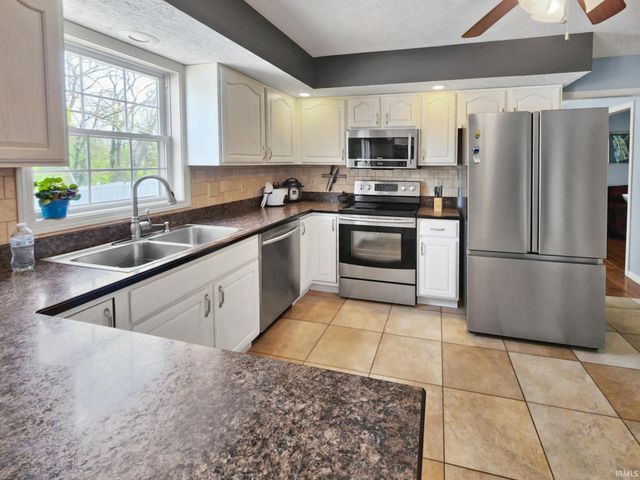 8929 Southport Drive, Evansville, IN 47711