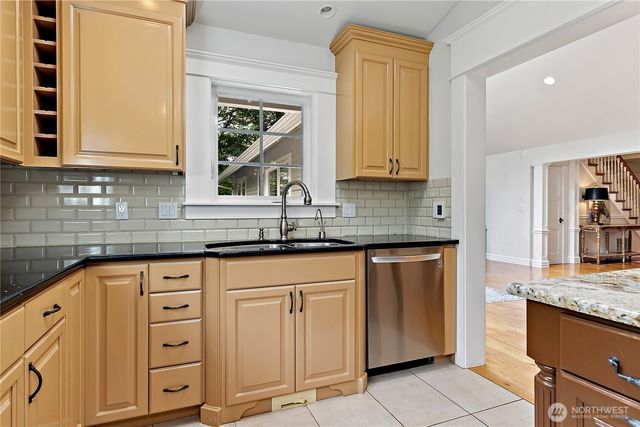 25327 NE 67th Place, Redmond, WA 98053