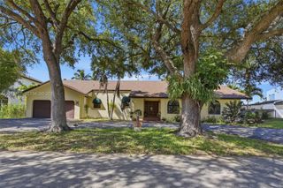 7200 N Oakmont Drive, Hialeah, FL 33015
