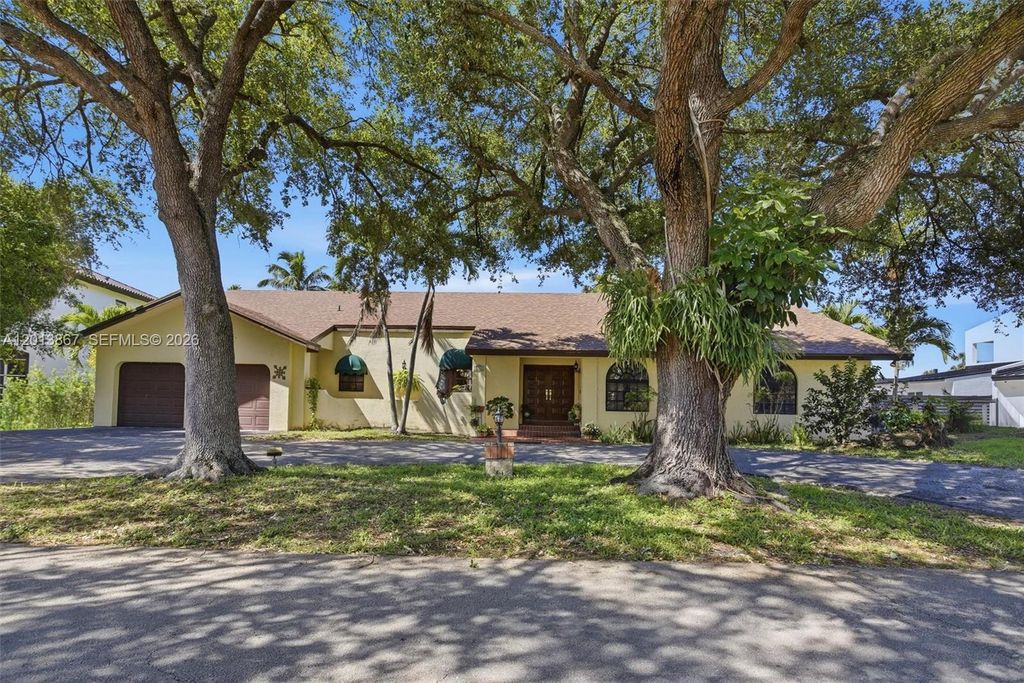 7200 N Oakmont Drive, Hialeah, FL 33015
