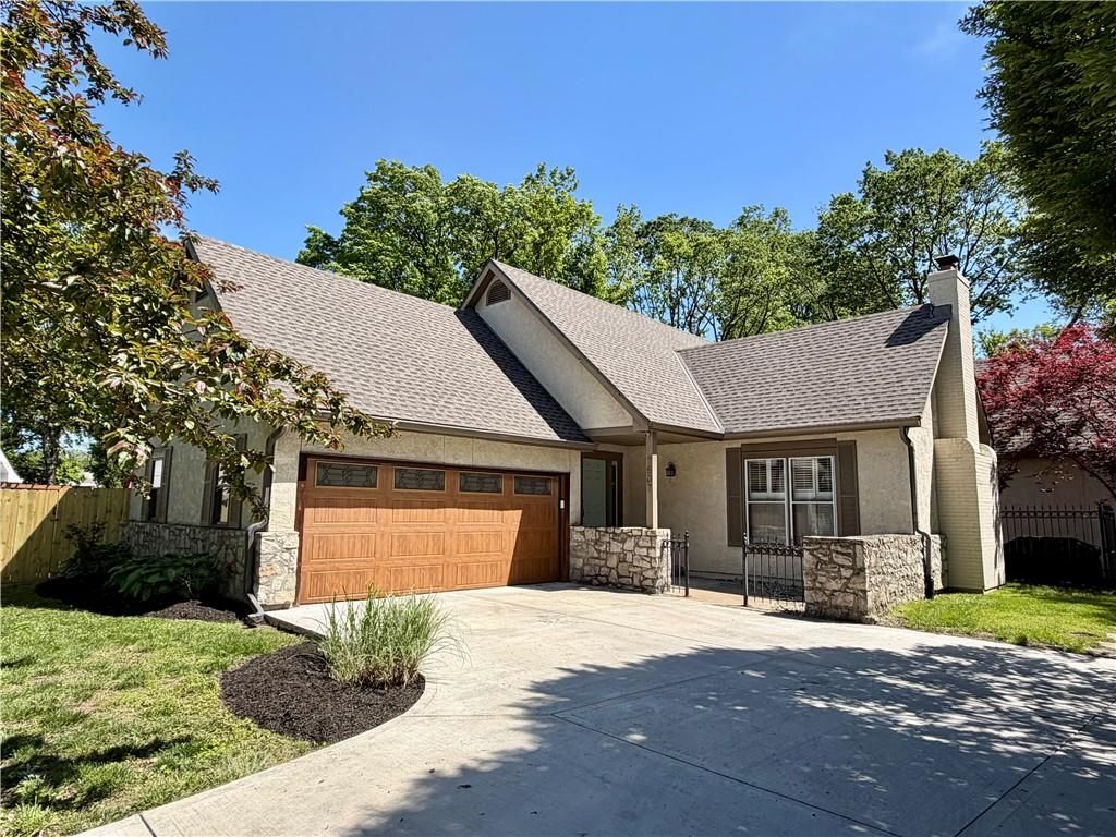 7507 El Monte Circle, Prairie Village, KS 66208