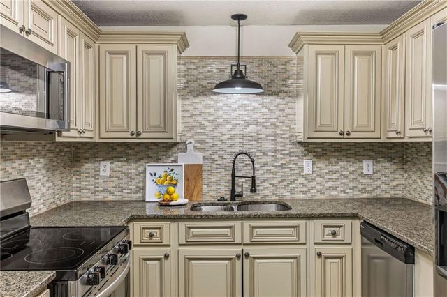 6739 Roe Avenue, Prairie Village, KS 66208