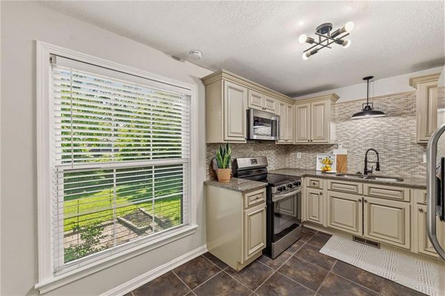 6739 Roe Avenue, Prairie Village, KS 66208