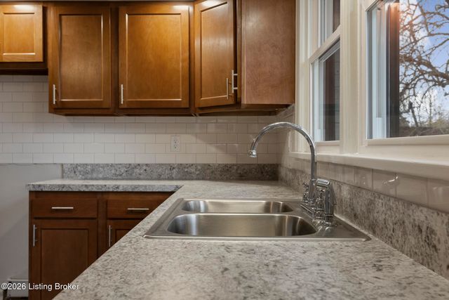 5707 Elmer Ln, Louisville, KY 40214