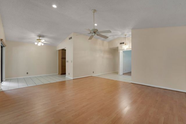 77 Ironwood Way N, Palm Beach Gardens, FL 33418