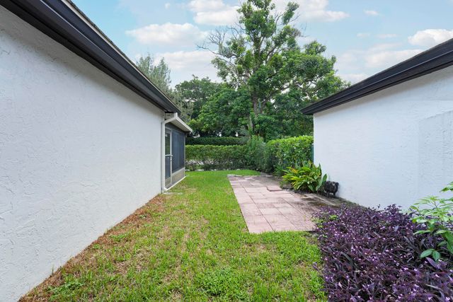 77 Ironwood Way N, Palm Beach Gardens, FL 33418