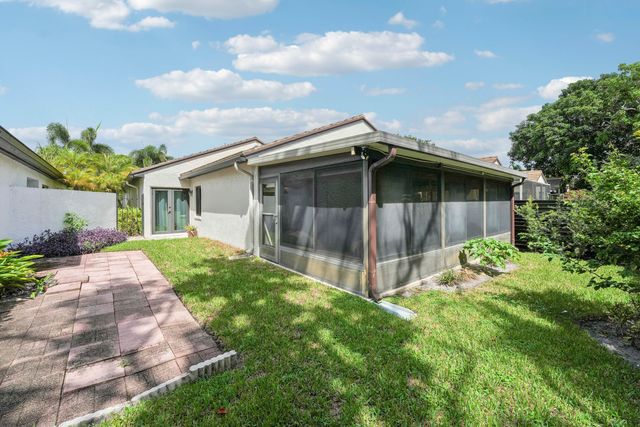 77 Ironwood Way N, Palm Beach Gardens, FL 33418