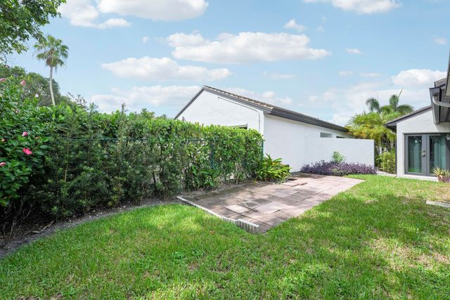 77 Ironwood Way N, Palm Beach Gardens, FL 33418