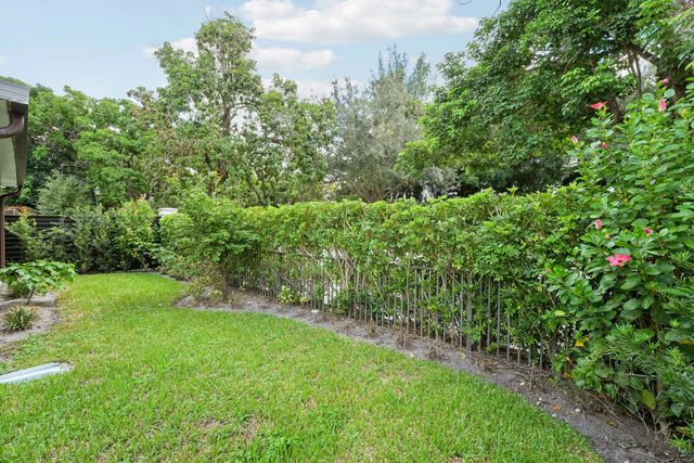 77 Ironwood Way N, Palm Beach Gardens, FL 33418