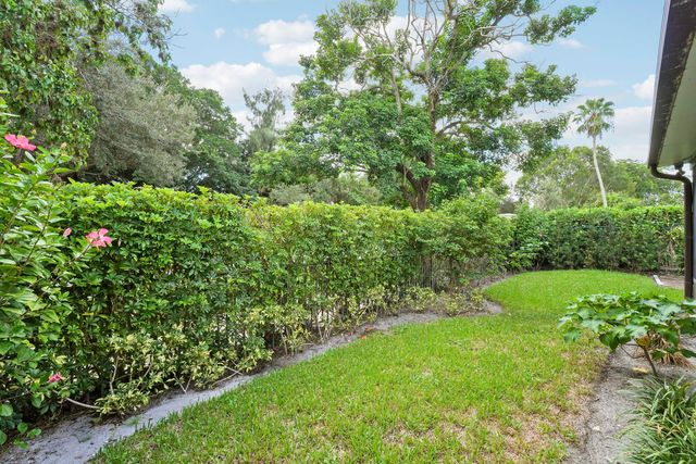 77 Ironwood Way N, Palm Beach Gardens, FL 33418