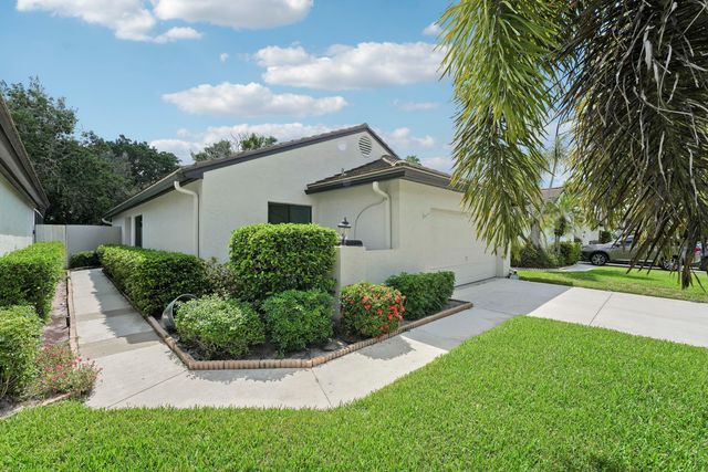 77 Ironwood Way N, Palm Beach Gardens, FL 33418