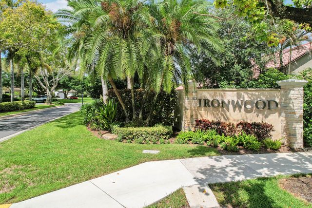 77 Ironwood Way N, Palm Beach Gardens, FL 33418