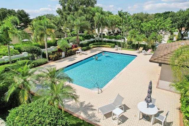 77 Ironwood Way N, Palm Beach Gardens, FL 33418