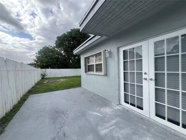 19122 NW 36th Ave B, Miami Gardens, FL 33056
