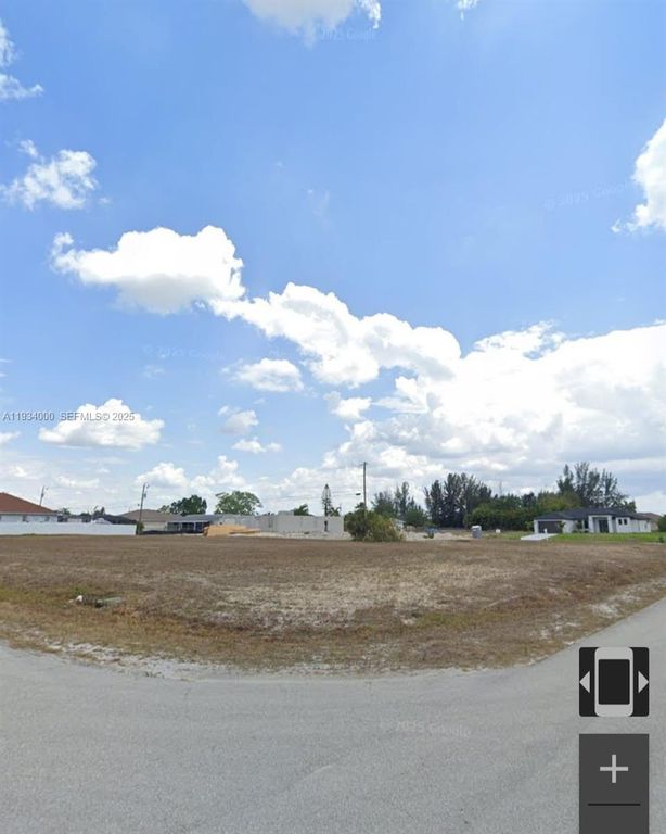 Image 2 of property listing at 302 NE 10 ST, Cape Coral, FL 33909