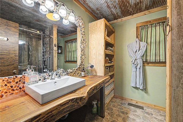 1387 County Road 306, Berryville, AR 72616