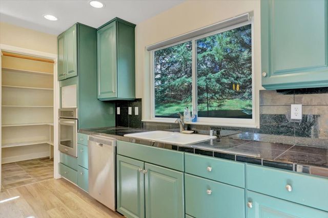 17296 Oscar Dr, Grass Valley, CA 95949