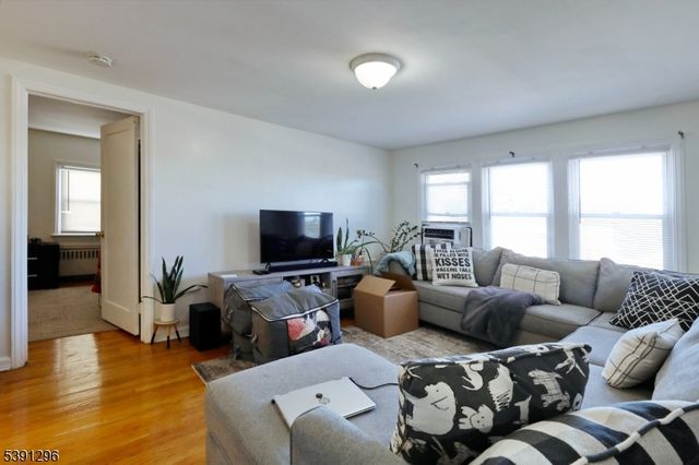 274 Goffle Rd, Hawthorne Boro, NJ 07506