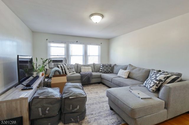 274 Goffle Rd, Hawthorne Boro, NJ 07506