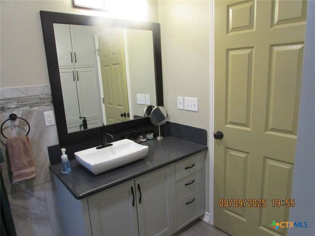 911 W Madison Avenue, Port O'connor, TX 77982