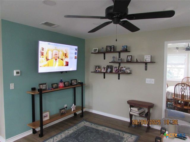 911 W Madison Avenue, Port O'connor, TX 77982