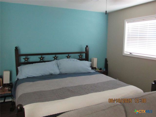 911 W Madison Avenue, Port O'connor, TX 77982