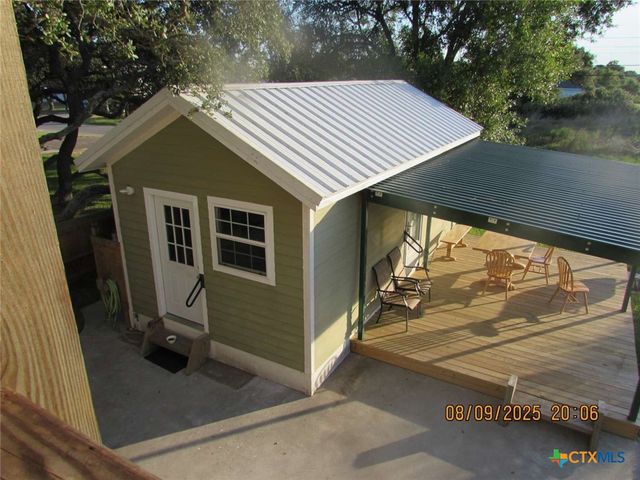 911 W Madison Avenue, Port O'connor, TX 77982