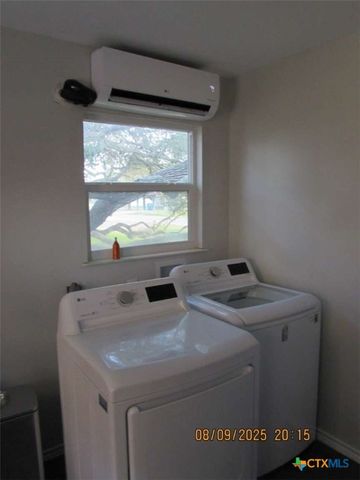 911 W Madison Avenue, Port O'connor, TX 77982