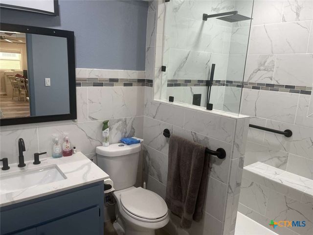 911 W Madison Avenue, Port O'connor, TX 77982