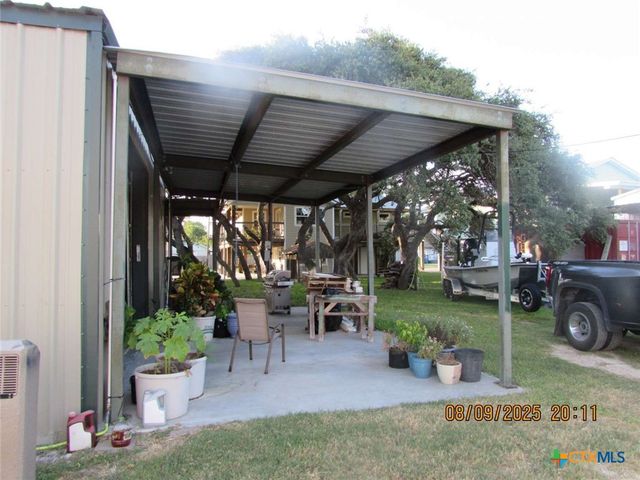 911 W Madison Avenue, Port O'connor, TX 77982