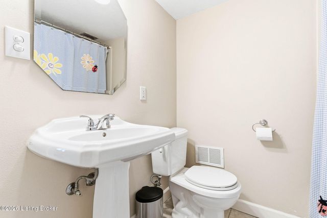 6601 Briscoe Ln, Louisville, KY 40228