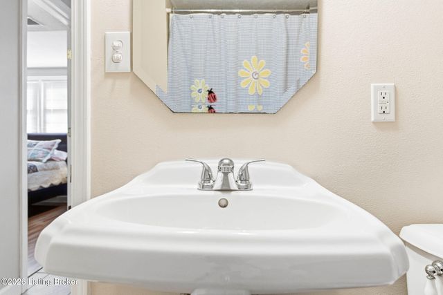 6601 Briscoe Ln, Louisville, KY 40228