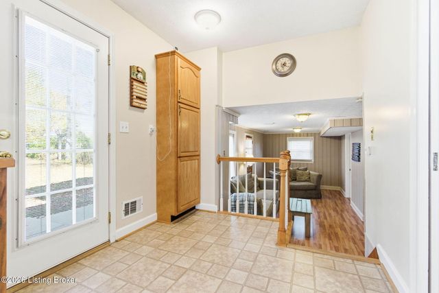 6601 Briscoe Ln, Louisville, KY 40228