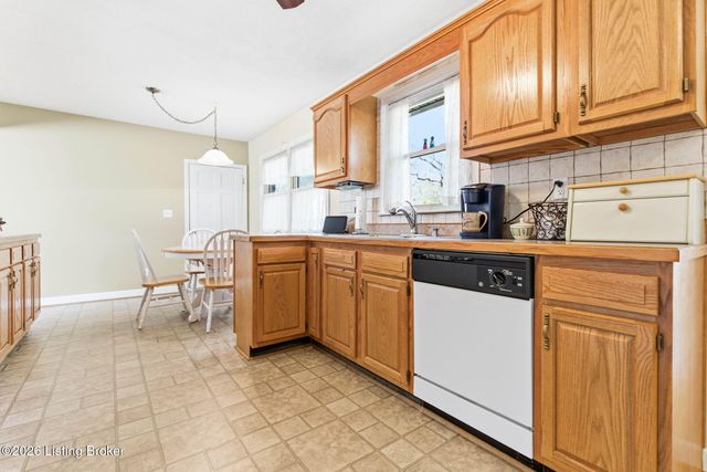 6601 Briscoe Ln, Louisville, KY 40228